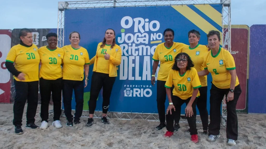 Pioneiras da Seleção Feminina Celebram o Mundial Feminino de 2027 em Ação em Copacabana
