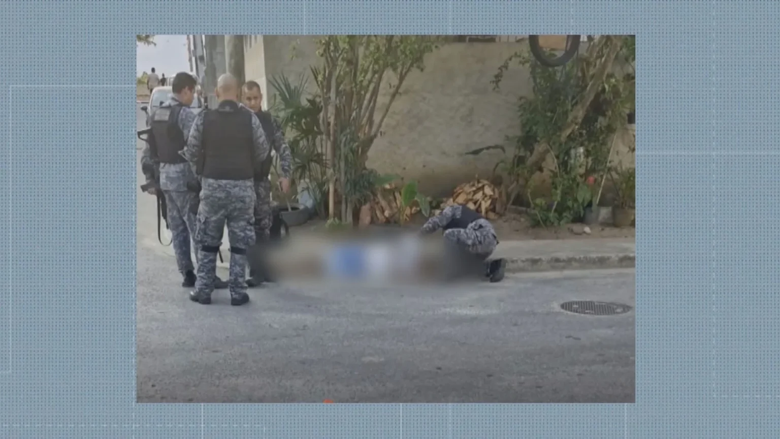 Motociclista morre baleado em abordagem da PM em São Gonçalo; protesto causa incêndio em rua