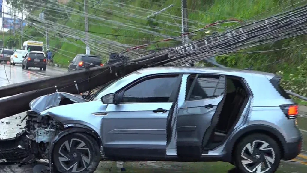 Acidente causa lentidão na Avenida Leste-Oeste em Maceió após carro bater em poste Acidente causa lentidão na Avenida Leste-Oeste em Maceió após carro bater em poste