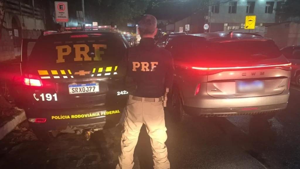 PRF recupera carro furtado na Região Metropolitana do Rio e prende condutor por receptação