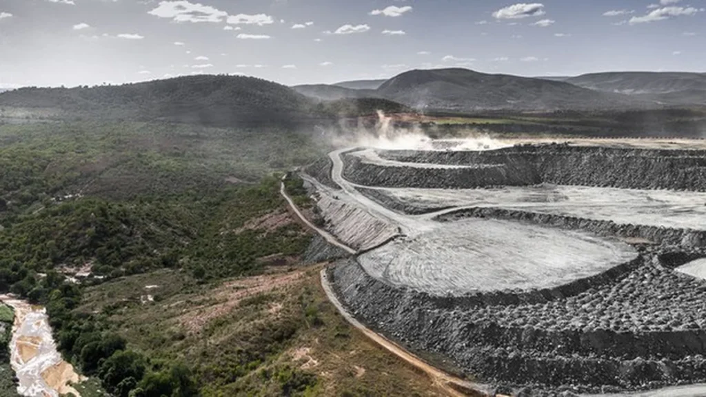 Exposição "Zona de Sacrifício" revela impactos da mineração de lítio no Vale do Jequitinhonha no Rio
