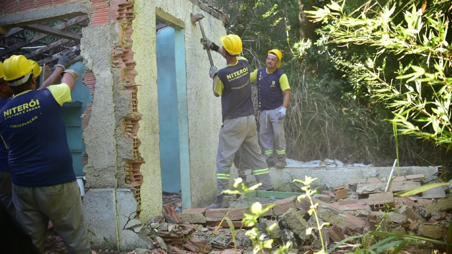 Niterói intensifica fiscalização e demolições para conter ocupações irregulares em áreas verdes