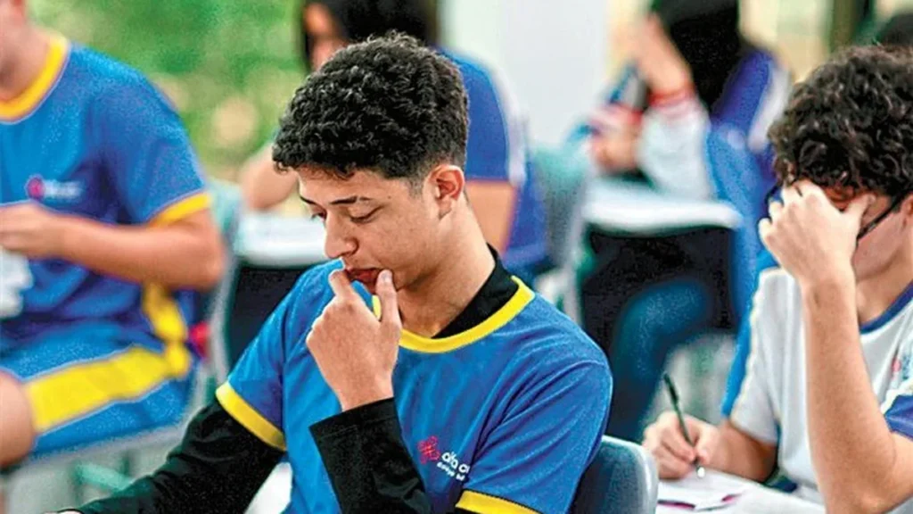 Quanto custa estudar nas escolas do Rio com as melhores notas no Enem 2025