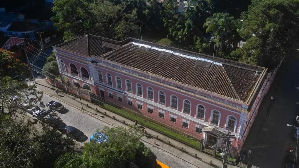 Príncipe Dom Pedro Tiago é impedido de entrar no Palácio do Grão-Pará em Petrópolis: briga da Famíli