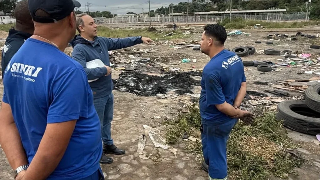 Prefeito Dudu Reina flagra descarte irregular de pneus em Nova Iguaçu e anuncia multa à empresa