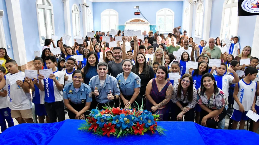 Proerd forma 58 alunos do 5º ano em Belford Roxo com foco na prevenção às drogas