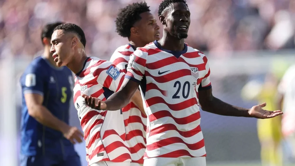 Uefa critica Fifa por anular cartão vermelho de Balogun e libera atacante nas oitavas da Copa