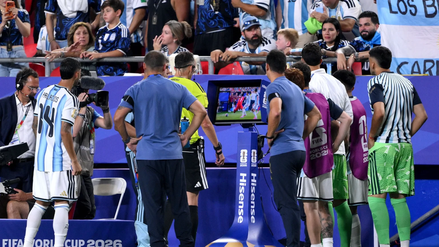 FIFA adota novidade para melhorar arbitragem nas semifinais da Copa do Mundo