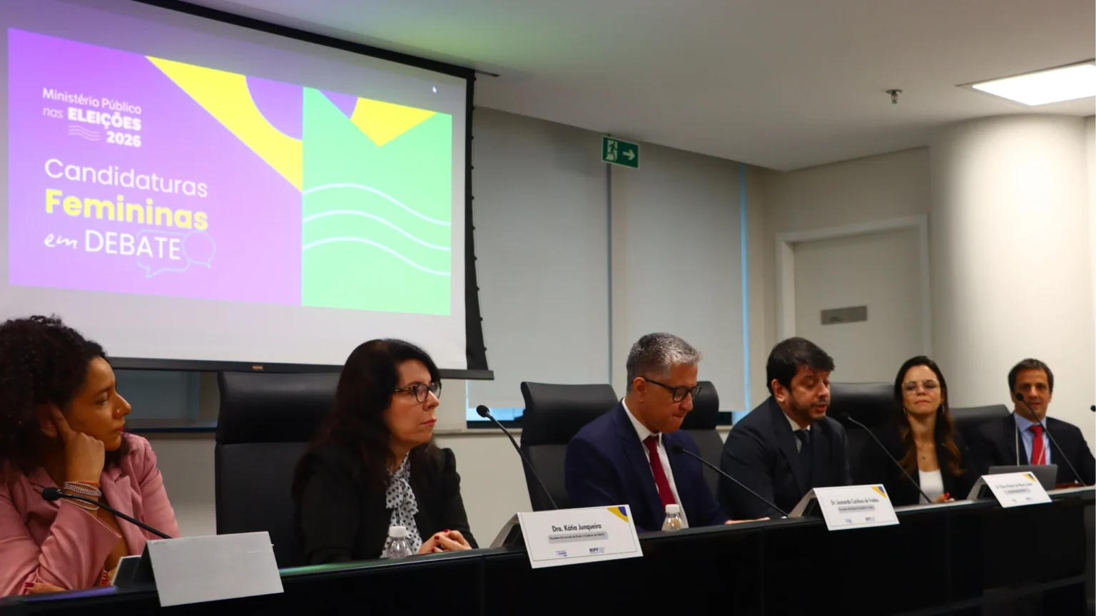 Especialistas debatem candidaturas femininas e desafios na política do Rio Especialistas debatem candidaturas femininas e desafios na política do Rio
