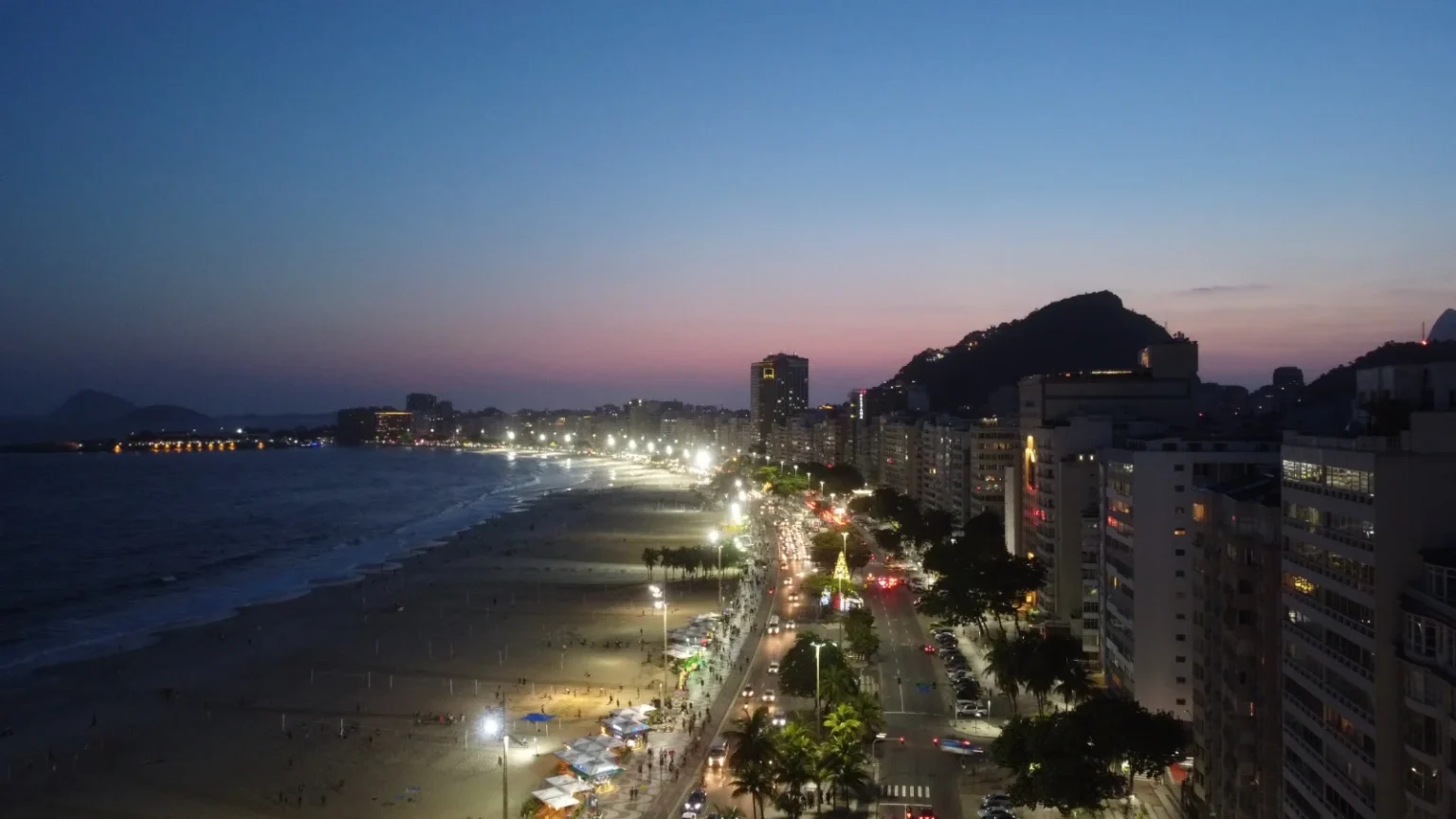 Rio alcança 525 mil luminárias de LED com o Programa Luz Maravilha e reduz custos em 50% Rio alcança 525 mil luminárias de LED com o Programa Luz Maravilha e reduz custos em 50%