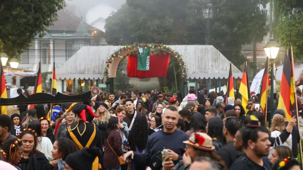 Bauernfest 2026 atrai quase 600 veículos turísticos e registra alta ocupação hoteleira em Petrópolis Bauernfest 2026 atrai quase 600 veículos turísticos e registra alta ocupação hoteleira em Petrópolis