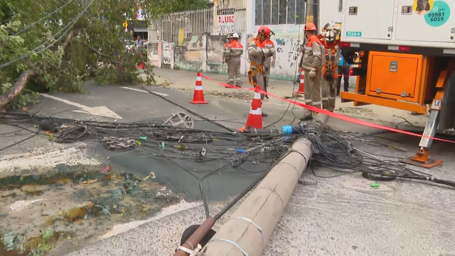 Mais de 370 mil clientes enfrentam falta de energia após vendaval no Rio