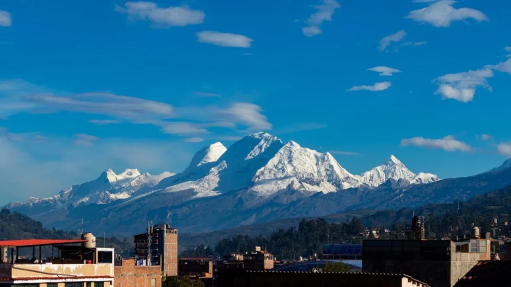 Por que escalar o Huascarán está cada vez mais perigoso? Entenda os riscos e impactos climáticos