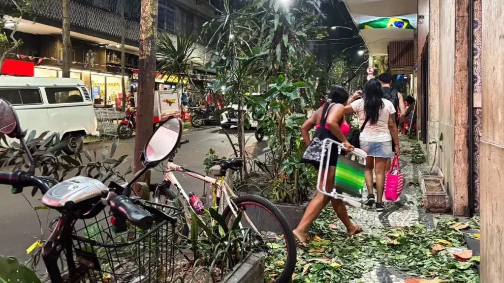 Fortes ventos causam 5 mortes e transtornos no Rio e São Paulo Fortes ventos causam 5 mortes e transtornos no Rio e São Paulo